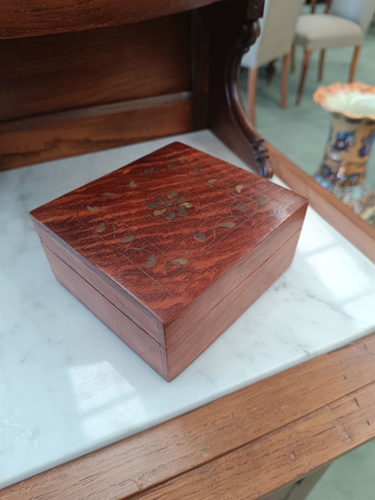 Caja de madera e incrustaciones - Imagen 1