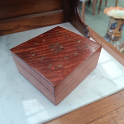 Caja de madera e incrustaciones - Imagen 1