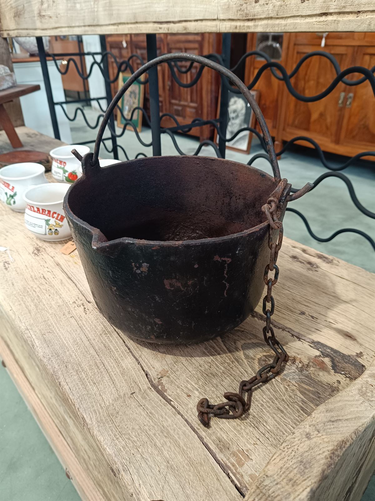 Caldero y olla antigua de hierro - Imagen 1