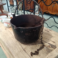 Caldero y olla antigua de hierro - Imagen 1