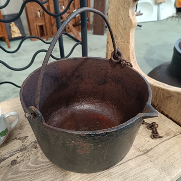 Caldero y olla antigua de hierro - Imagen 2