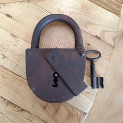 Candado antiguo con llave S.XIX - Imagen 1