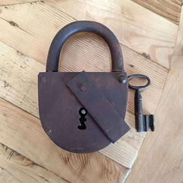 Candado antiguo con llave S.XIX - Imagen 1