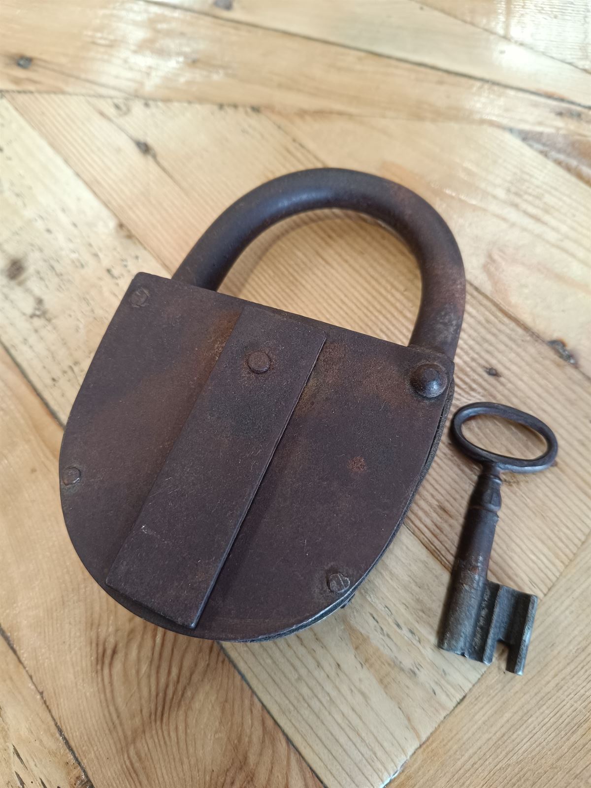 Candado antiguo con llave S.XIX - Imagen 2