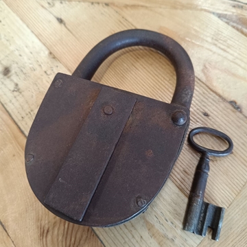 Candado antiguo con llave S.XIX - Imagen 2