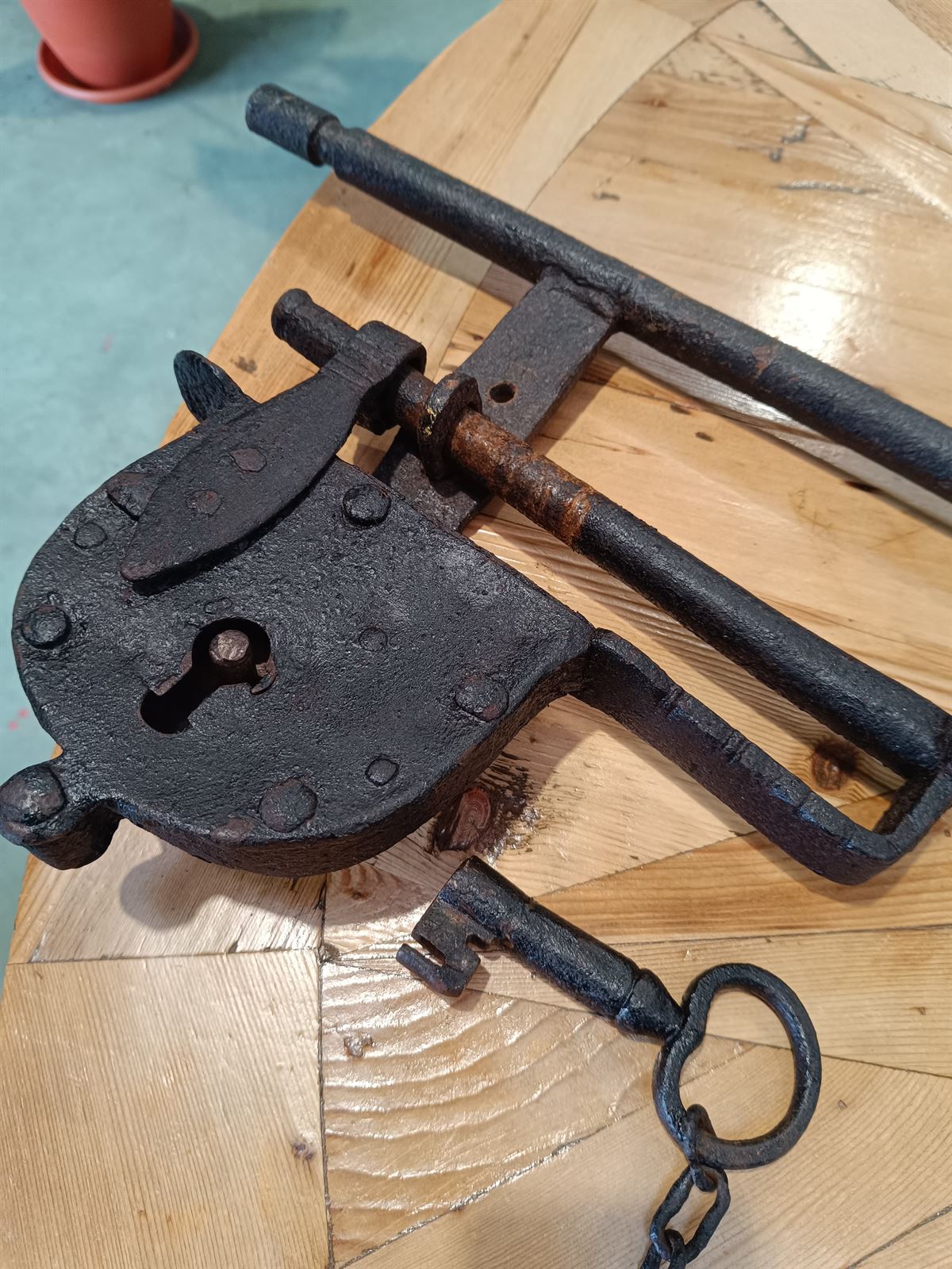 Candado cerrojo S.XVII de hierro forjado - Imagen 4