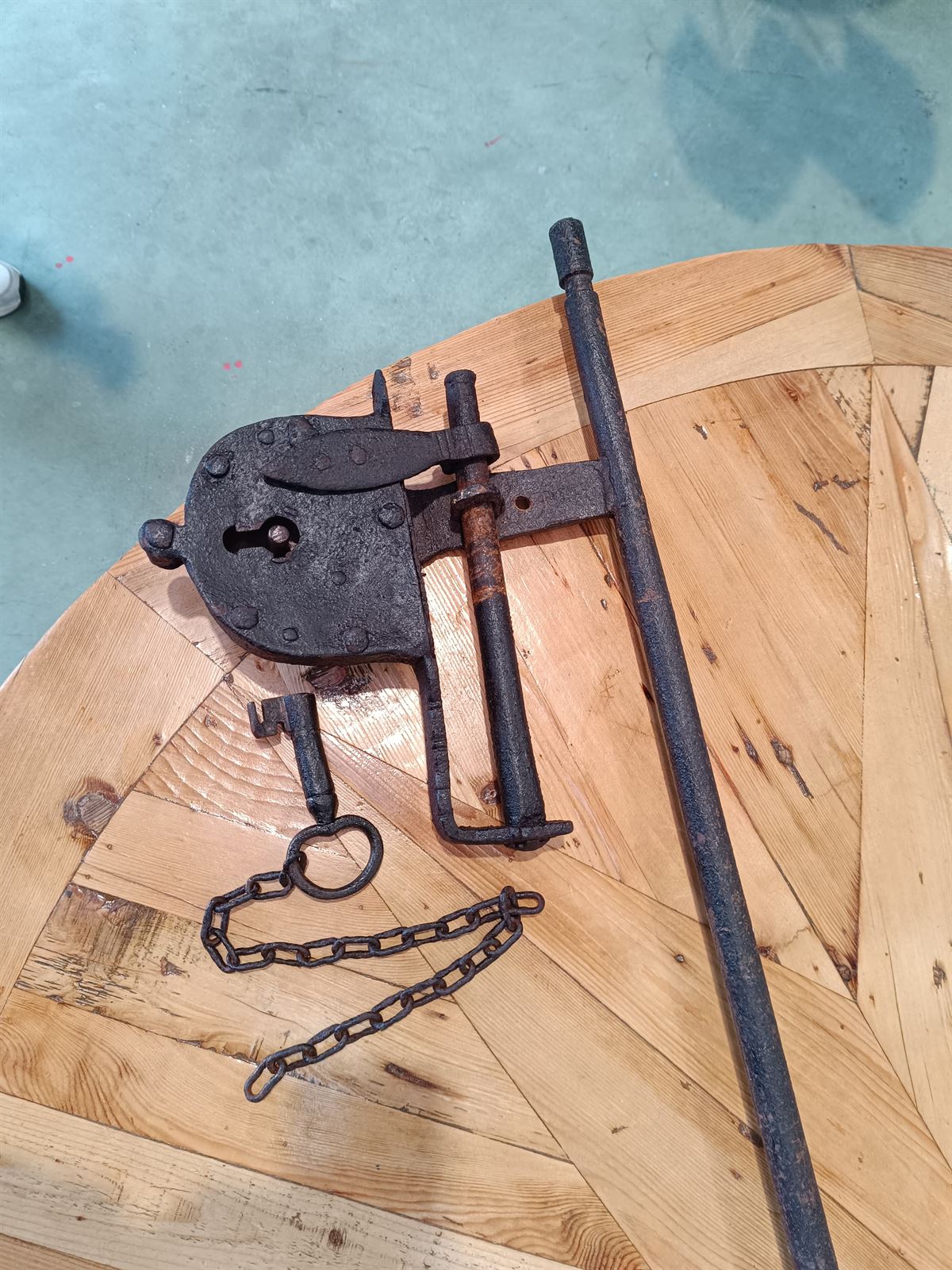 Candado cerrojo S.XVII de hierro forjado - Imagen 5