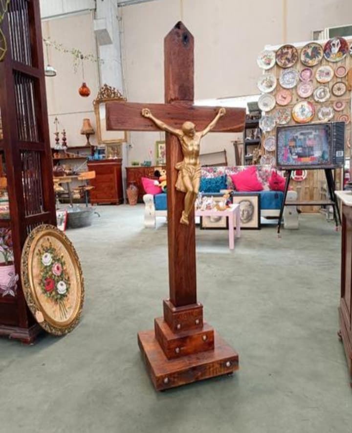 Cruceiro de madera con cristo - Imagen 1