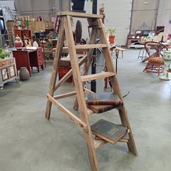 Escalera antigua de madera - Imagen 1