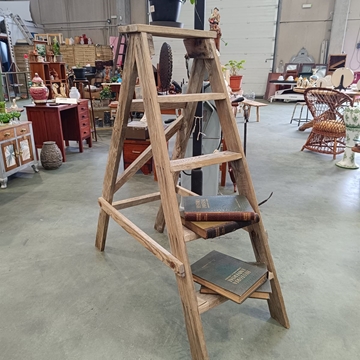 Escalera antigua de madera - Imagen 1