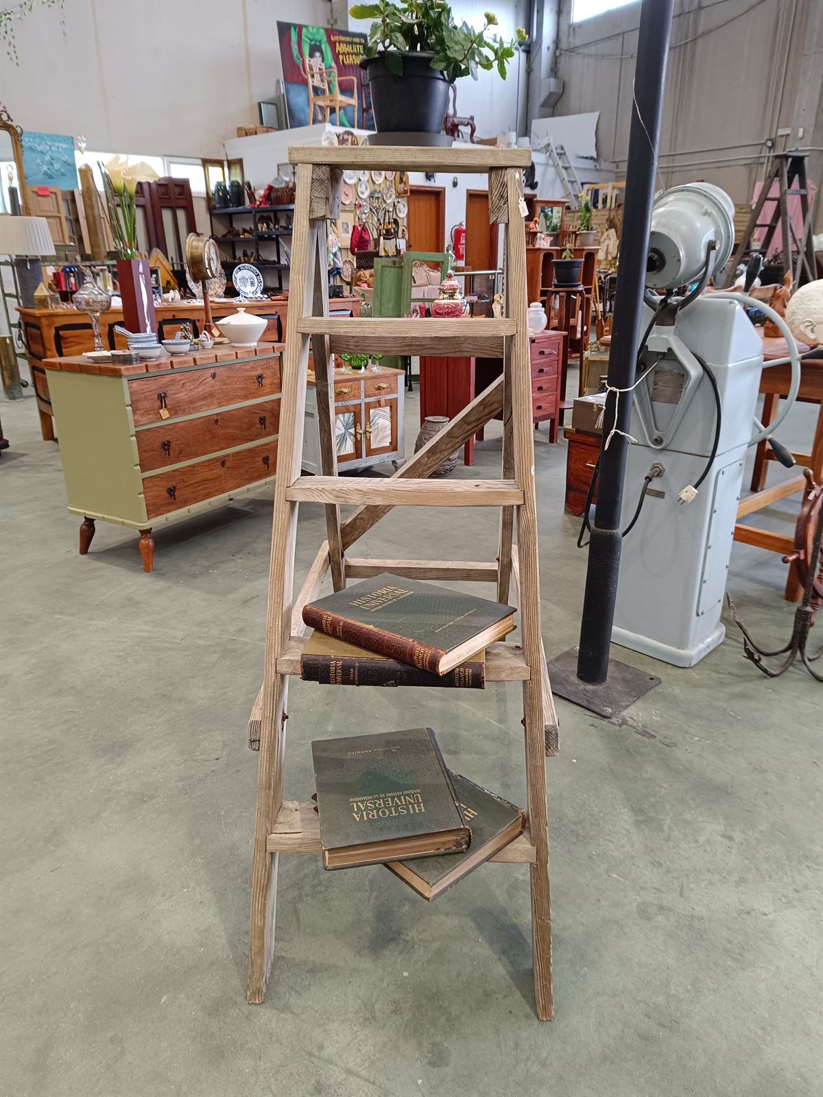 Escalera antigua de madera - Imagen 2