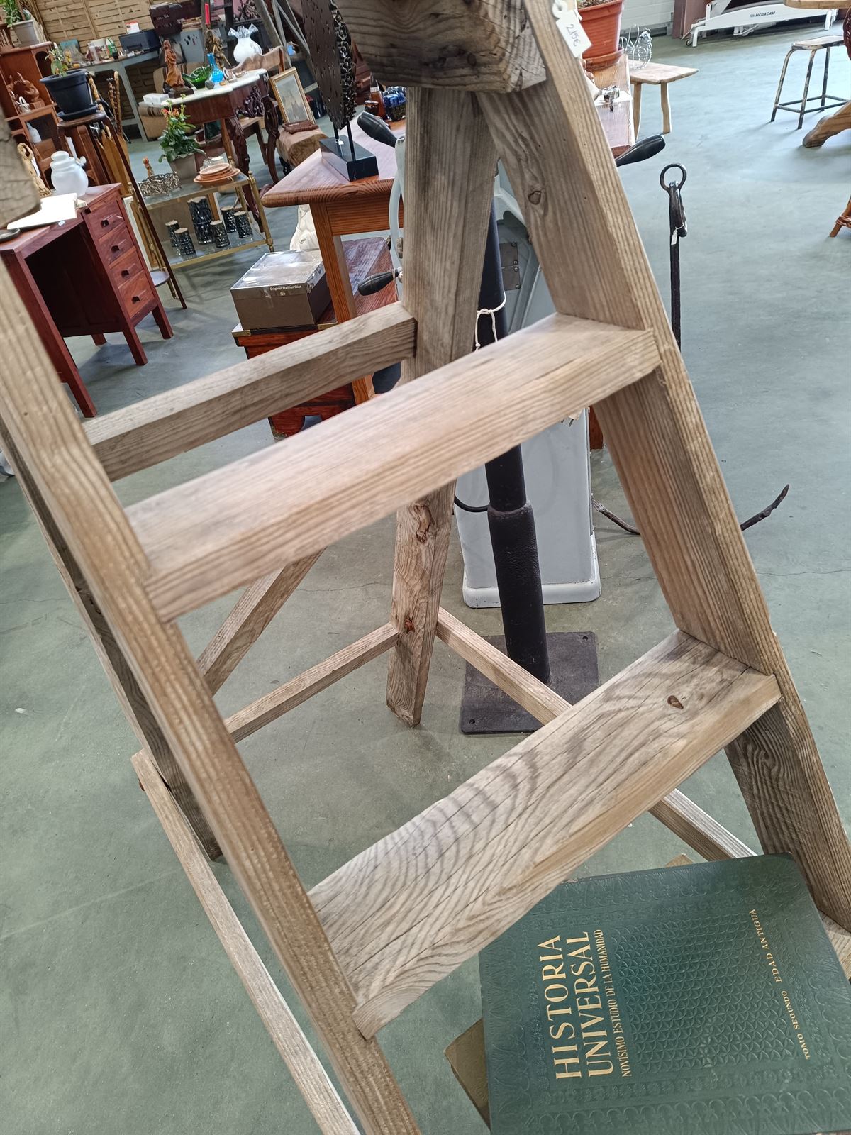 Escalera antigua de madera - Imagen 3