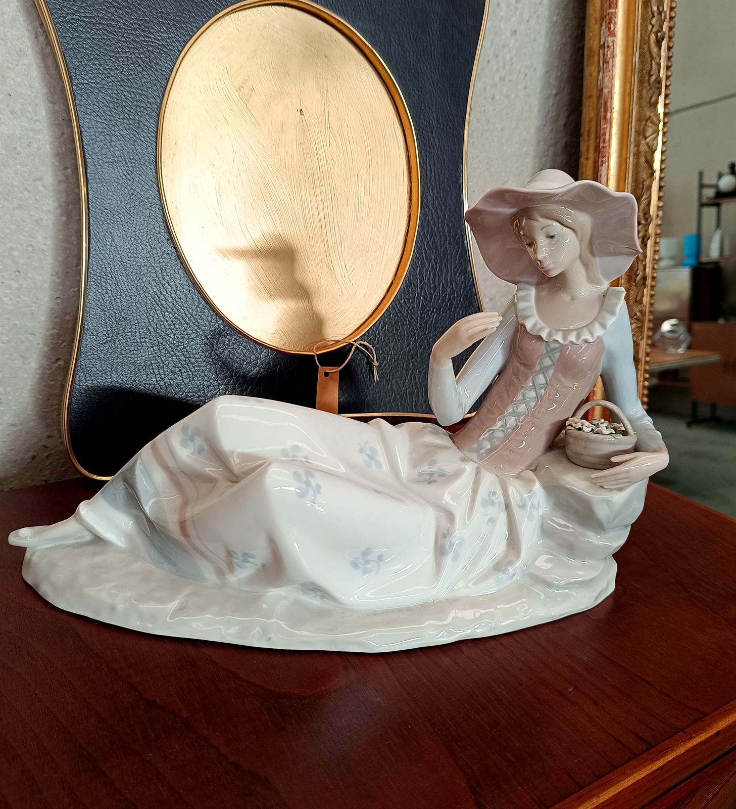 Figura Nao Dama sentada con flores - Imagen 1