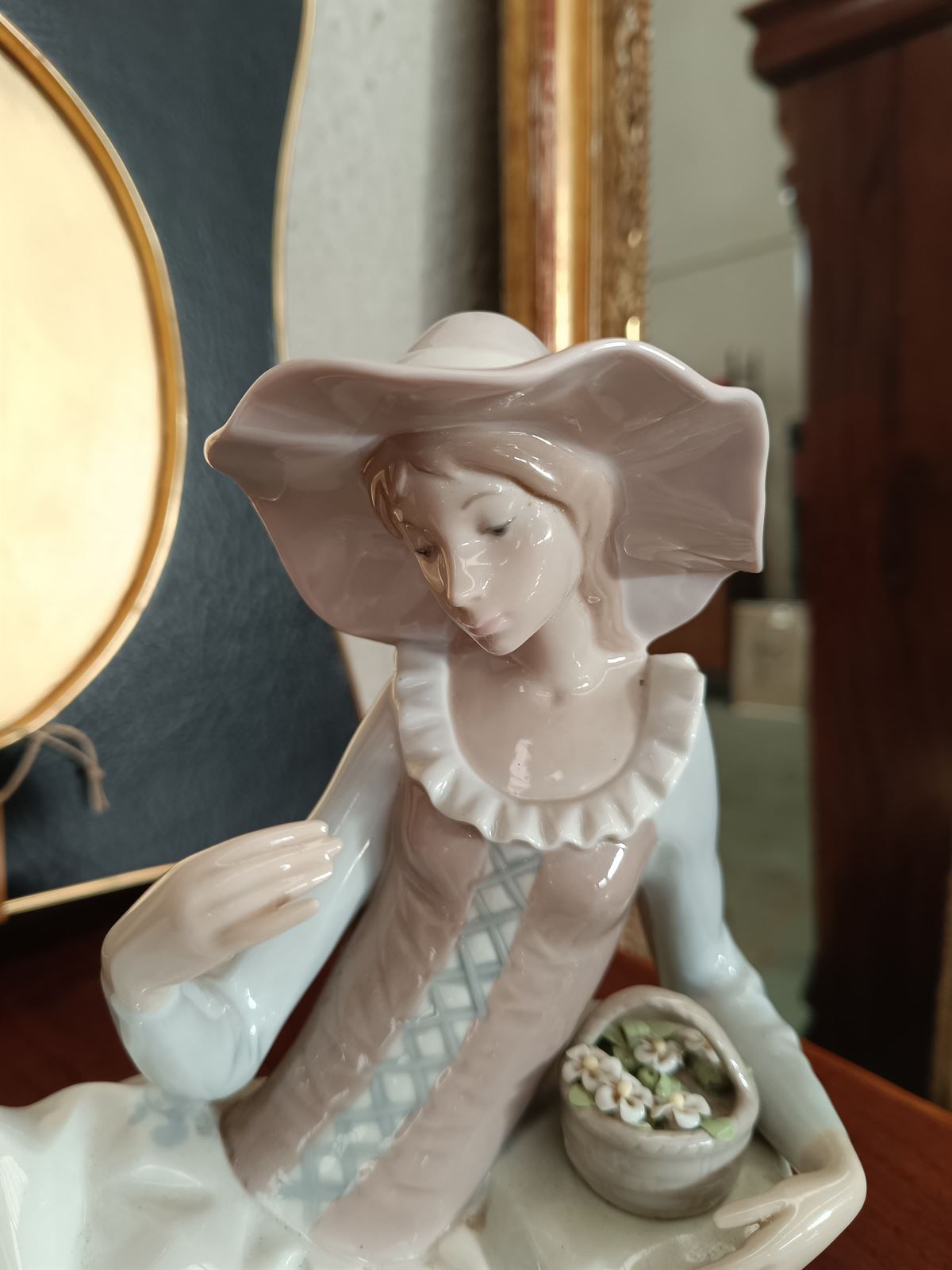 Figura Nao Dama sentada con flores - Imagen 2