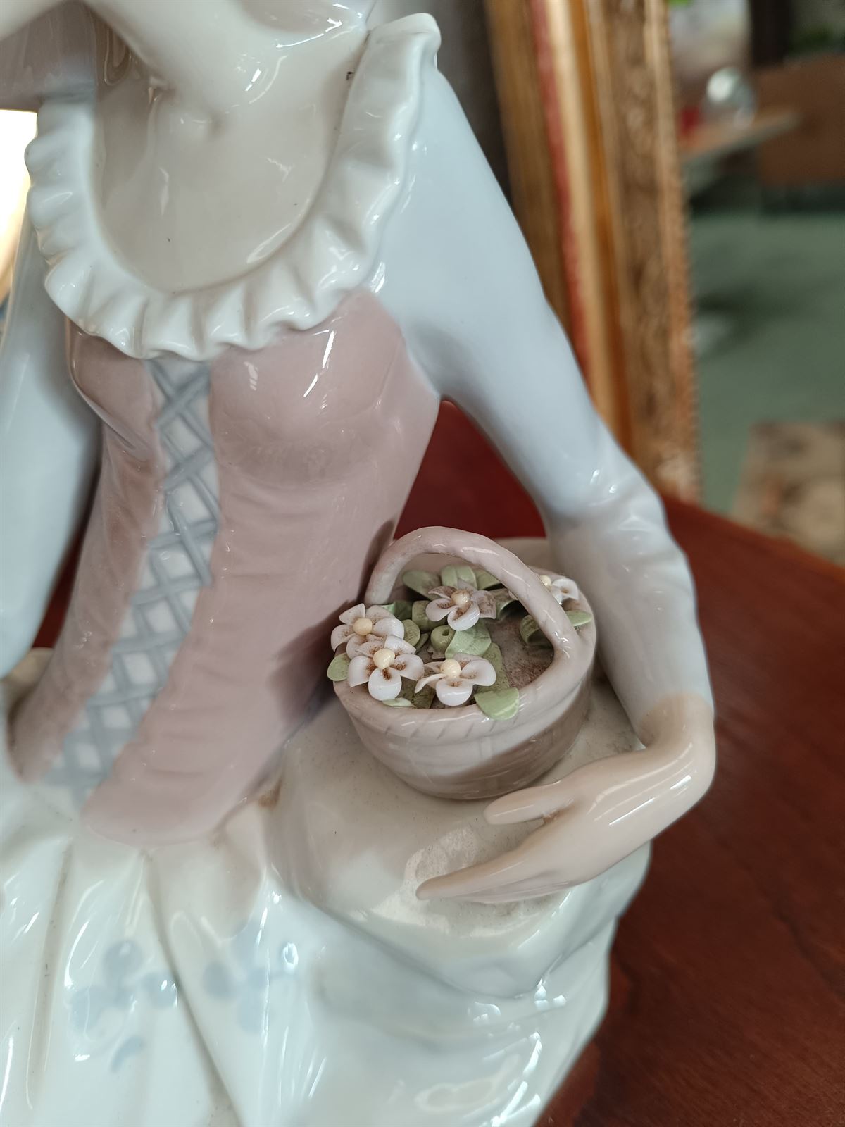 Figura Nao Dama sentada con flores - Imagen 3