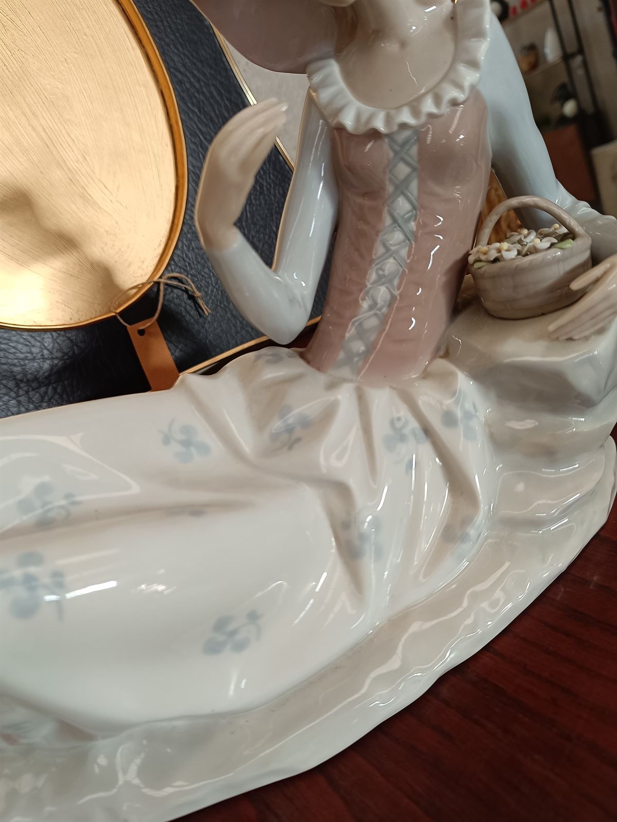 Figura Nao Dama sentada con flores - Imagen 4