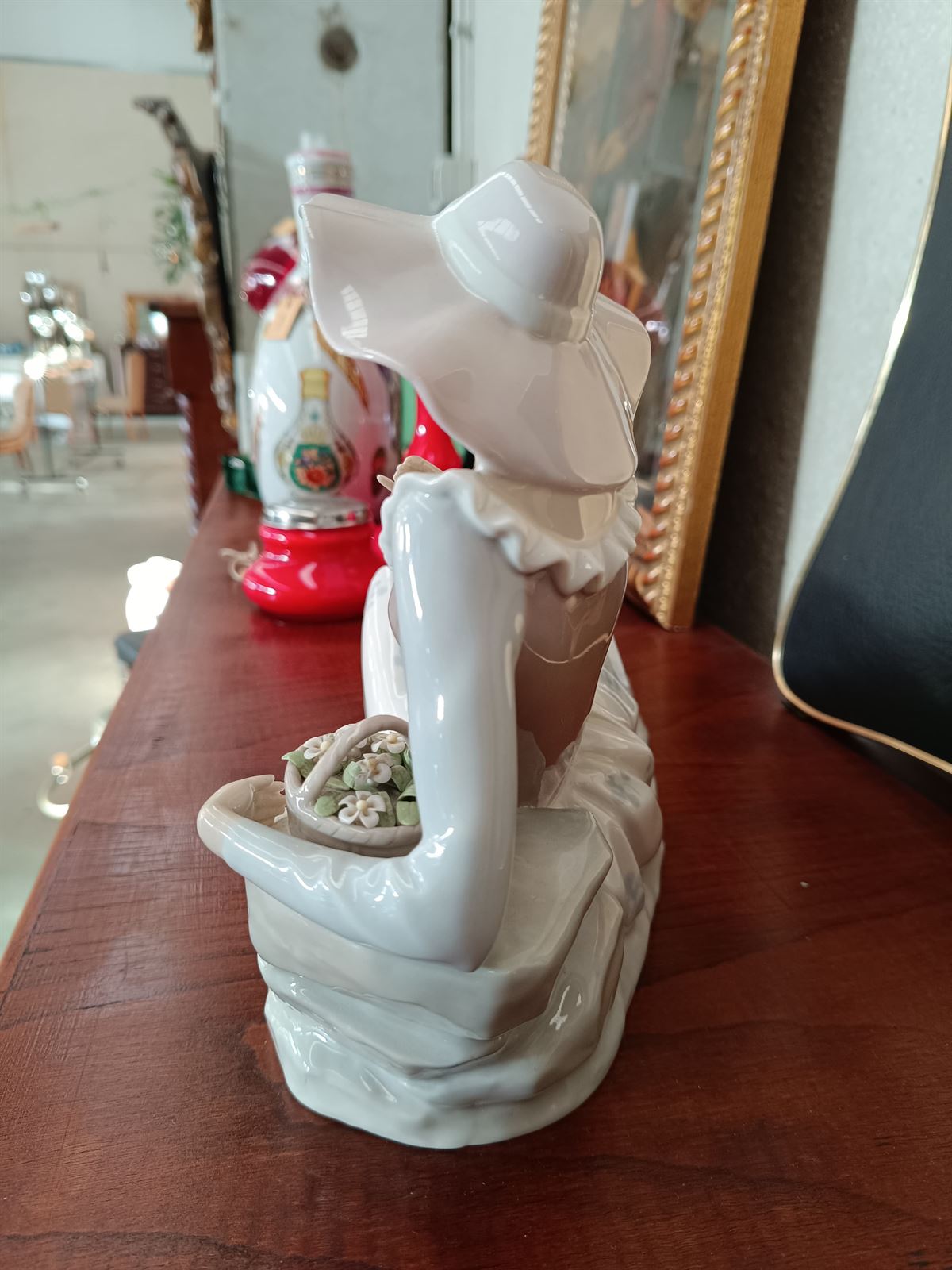 Figura Nao Dama sentada con flores - Imagen 6