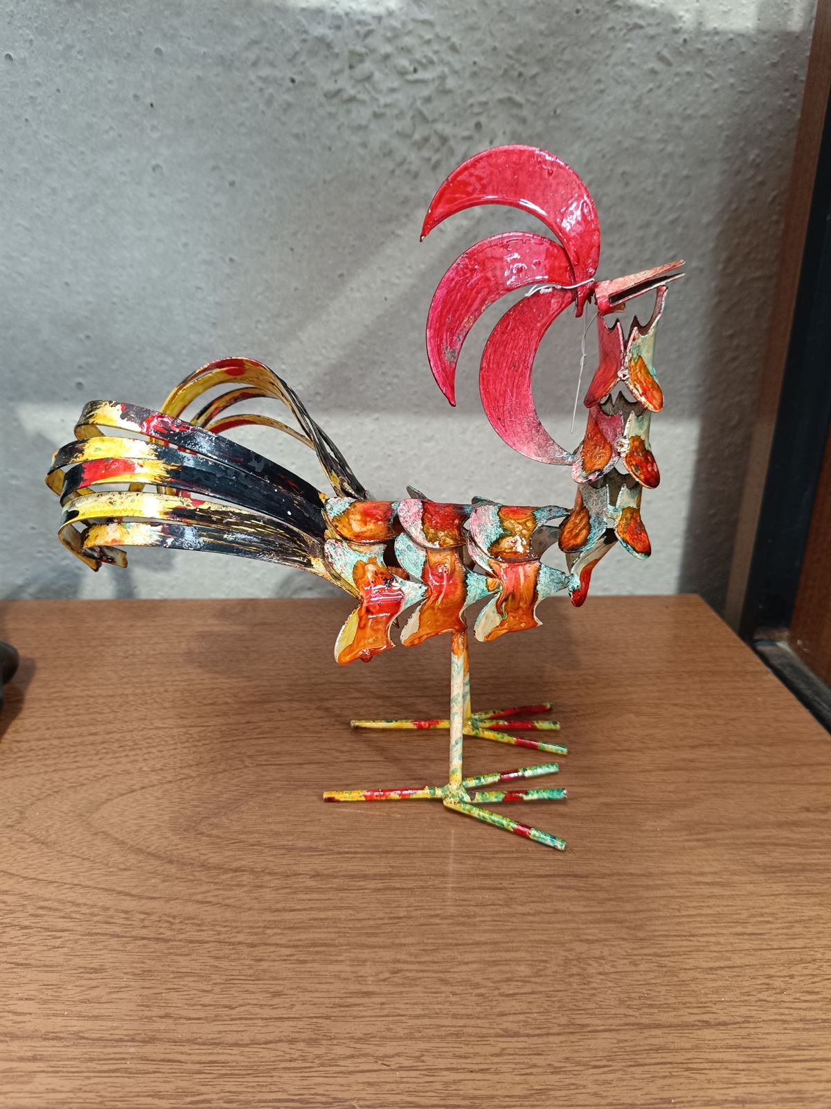 Gallo estilo brutalista de metal - Imagen 1