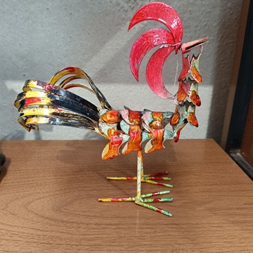 Gallo estilo brutalista de metal - Imagen 1