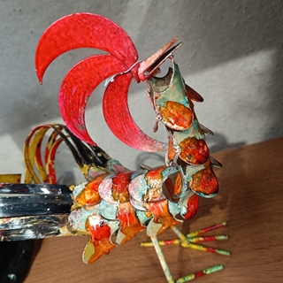 Gallo estilo brutalista de metal - Imagen 2