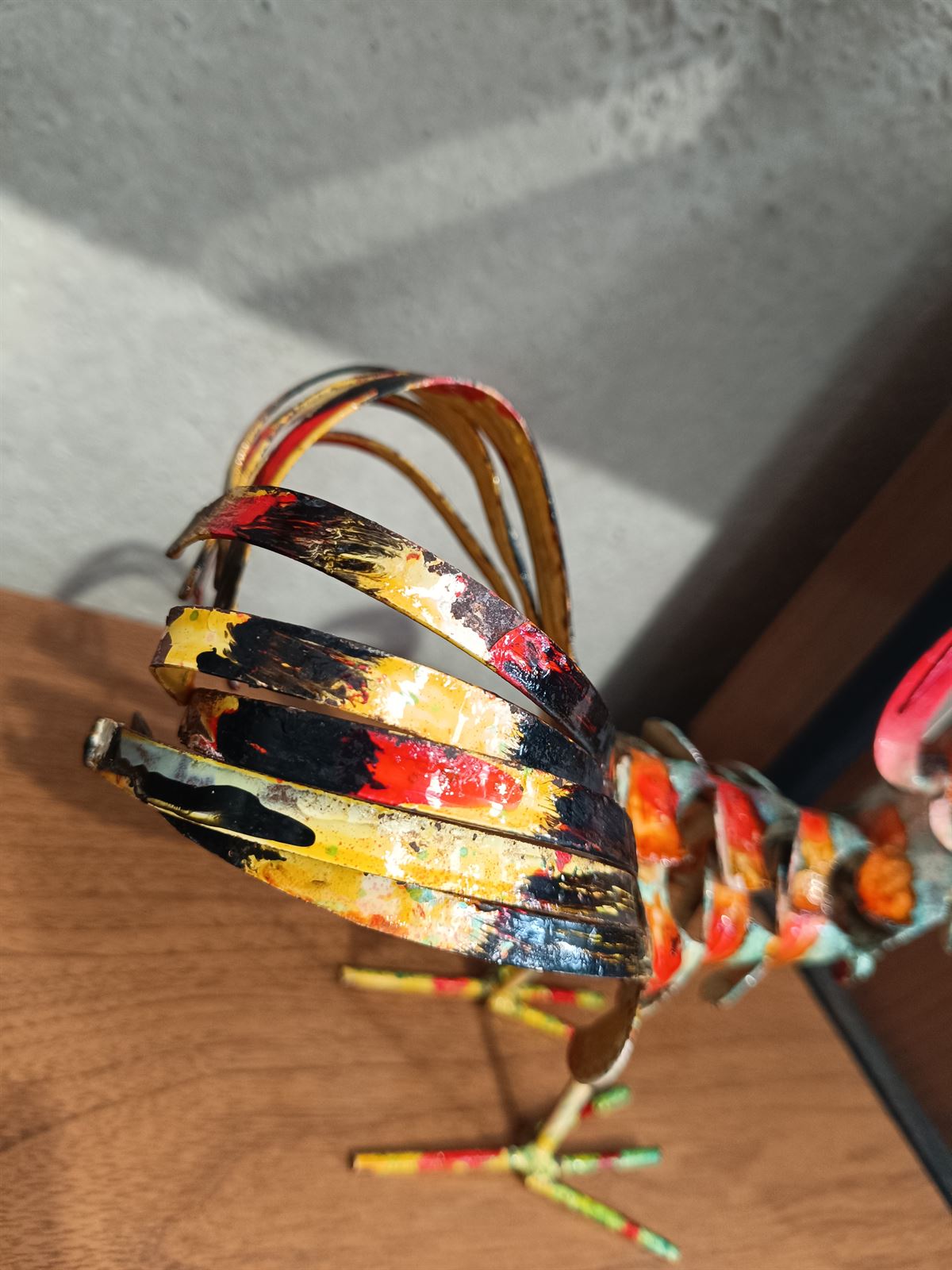 Gallo estilo brutalista de metal - Imagen 3