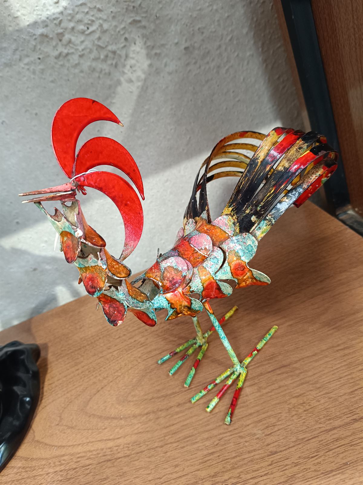 Gallo estilo brutalista de metal - Imagen 4