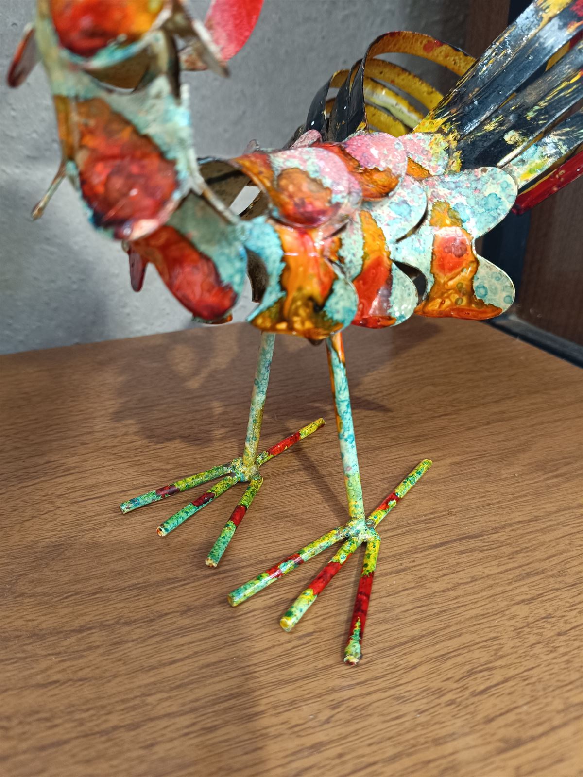 Gallo estilo brutalista de metal - Imagen 5