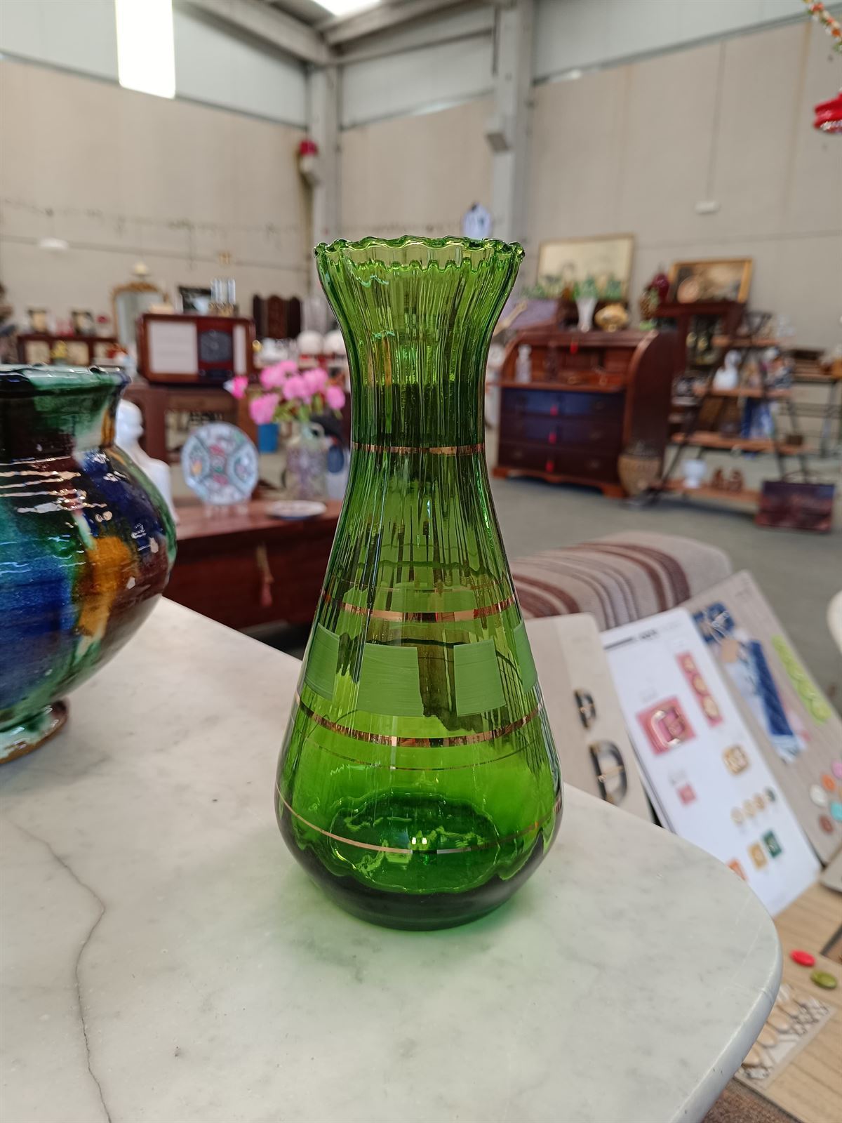 Jarrón Florero cristal verde y dorado - Imagen 1