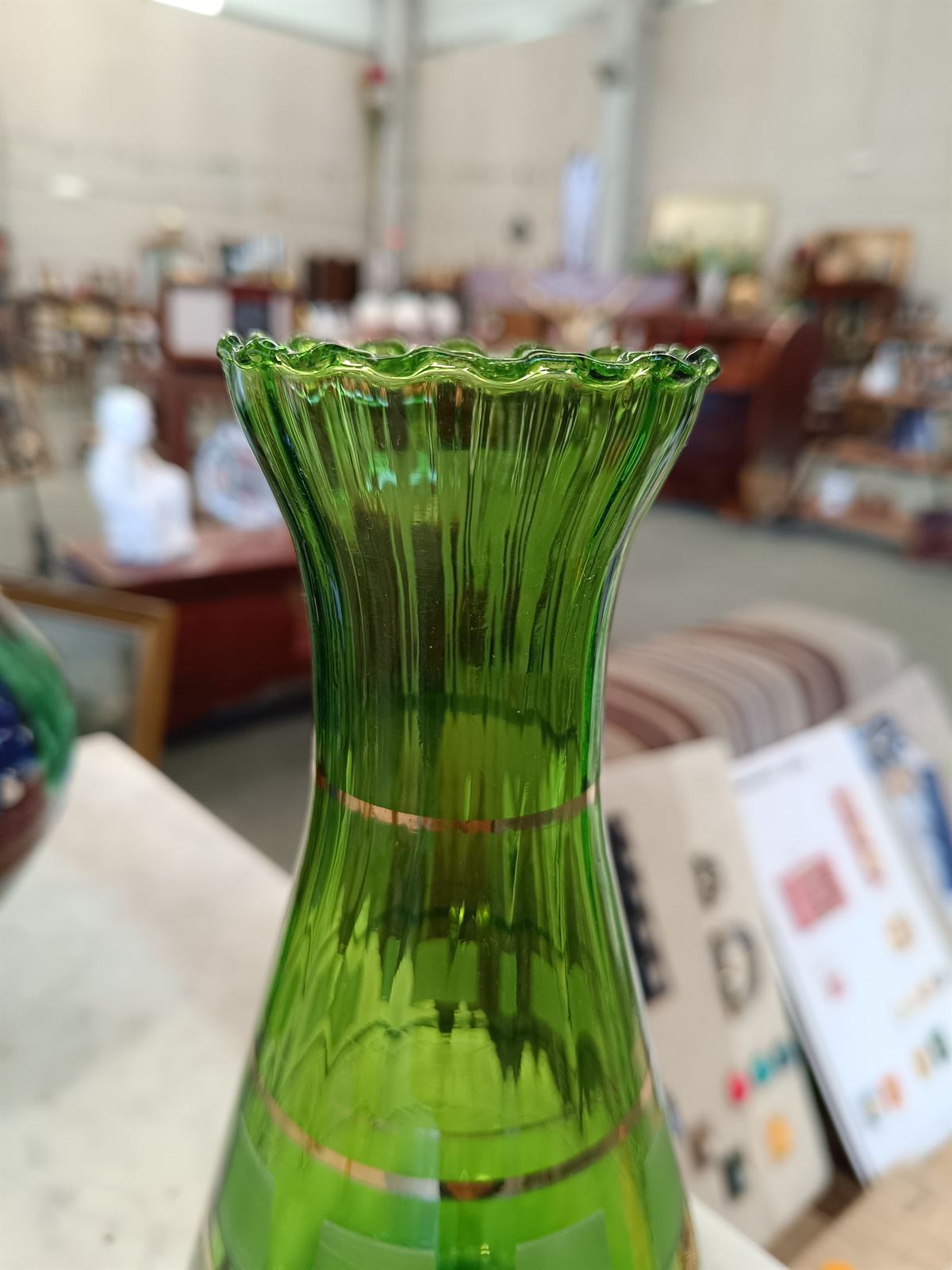 Jarrón Florero cristal verde y dorado - Imagen 3