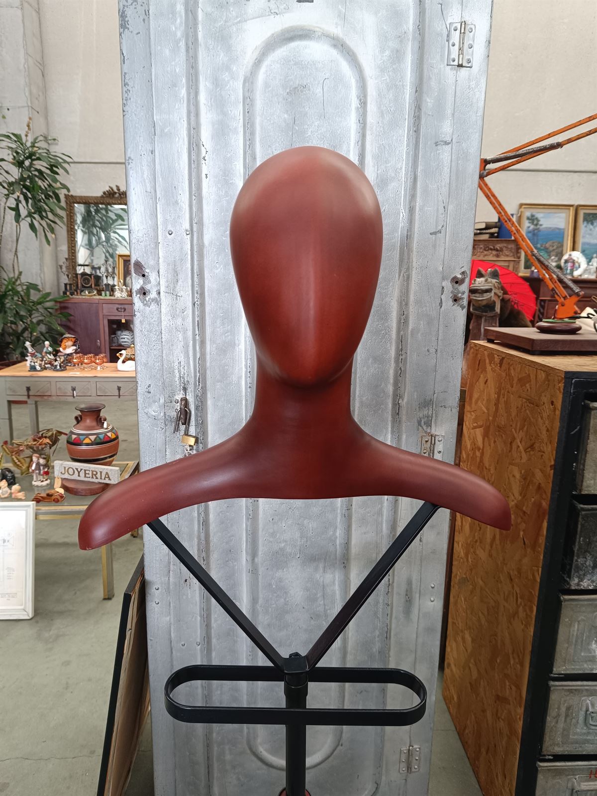 Maniquí decorativo regulable en altura - Imagen 4