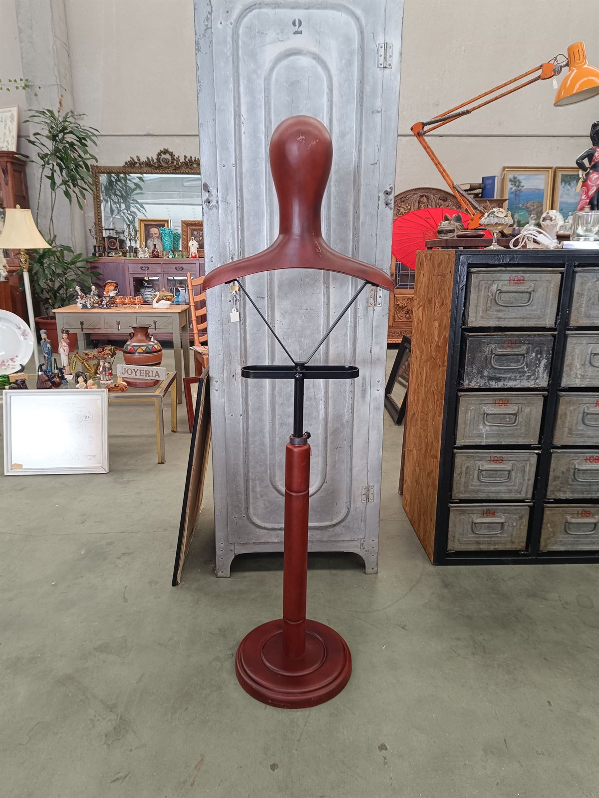 Maniquí decorativo regulable en altura - Imagen 9