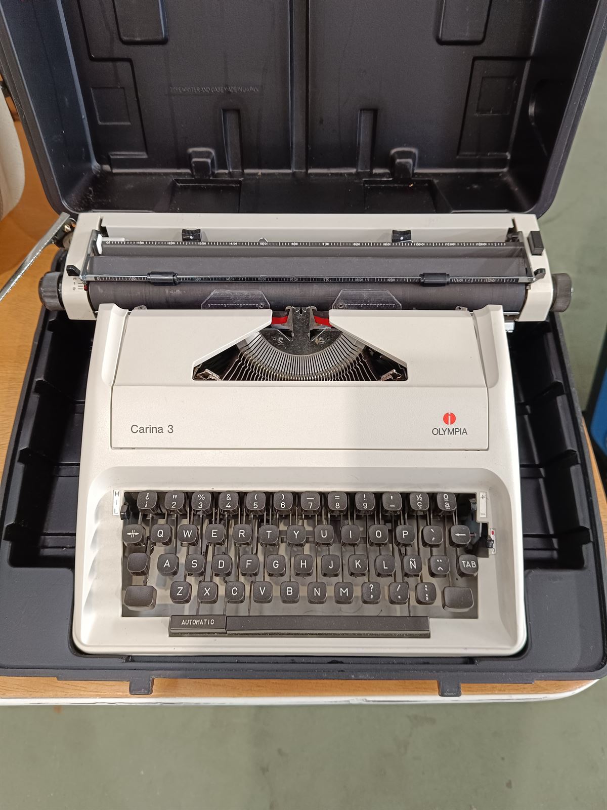 Máquina de escribir Olympia Carina 3 - Imagen 1