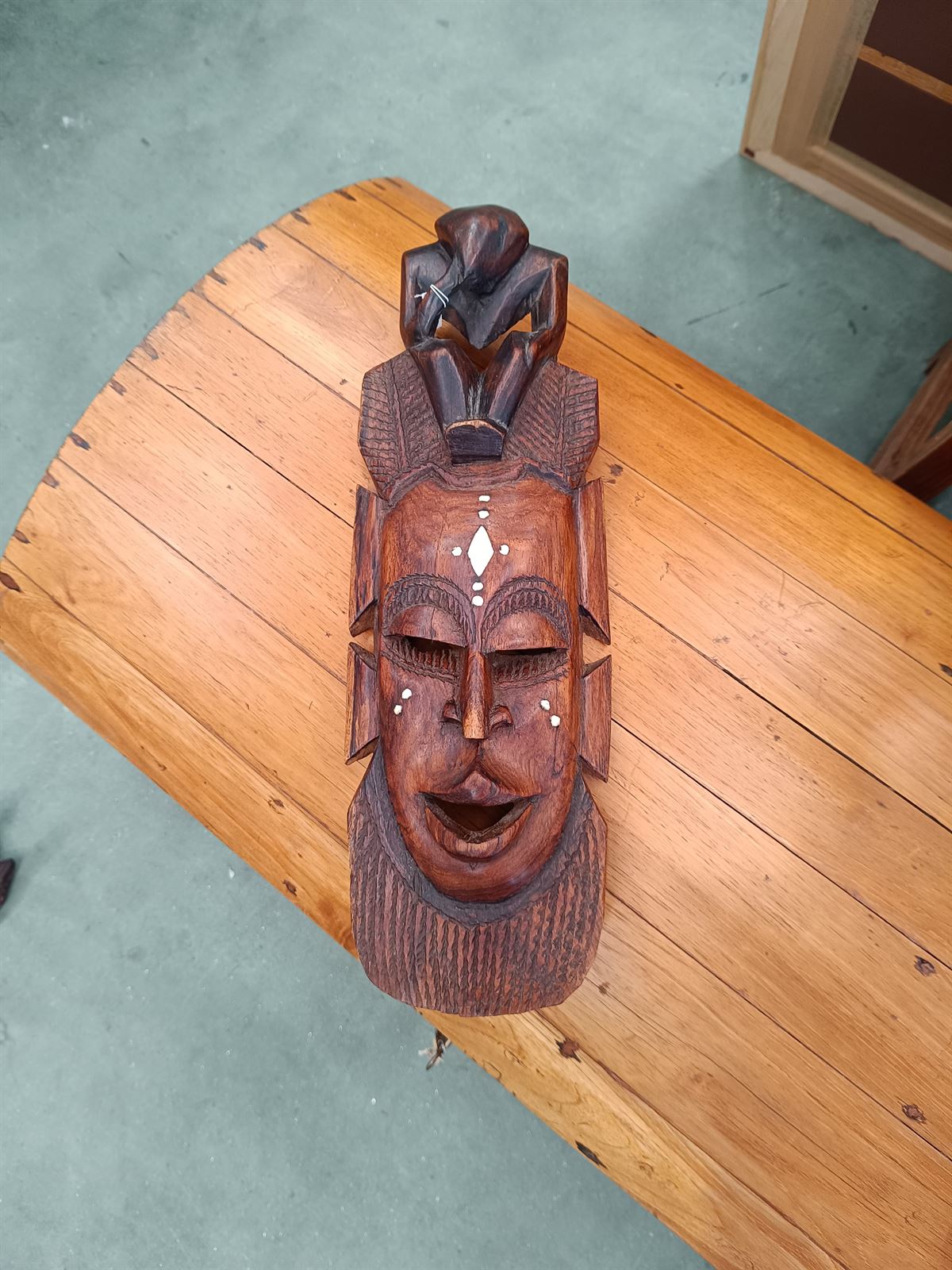 Máscara africana de madera tallada - Imagen 1