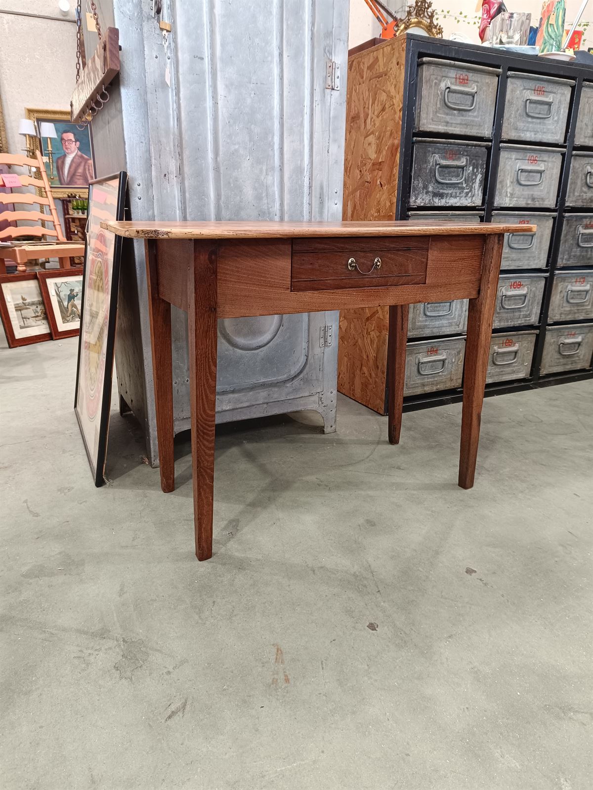 Mesa auxiliar antigua de madera de castaño - Imagen 1