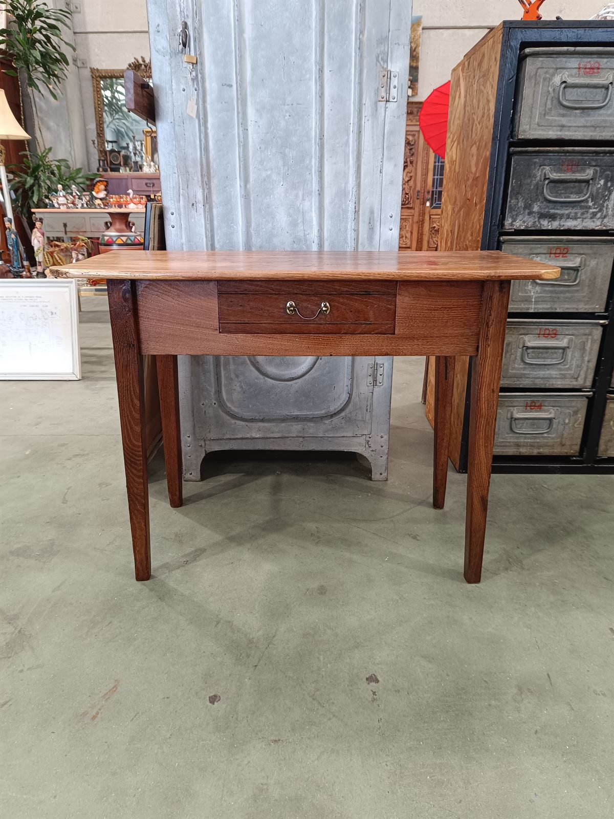 Mesa auxiliar antigua de madera de castaño - Imagen 2