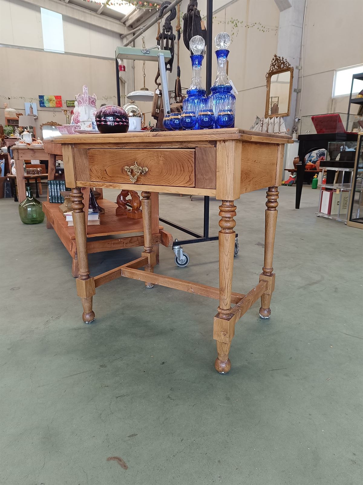 Mesa auxiliar antigua madera de castaño - Imagen 1