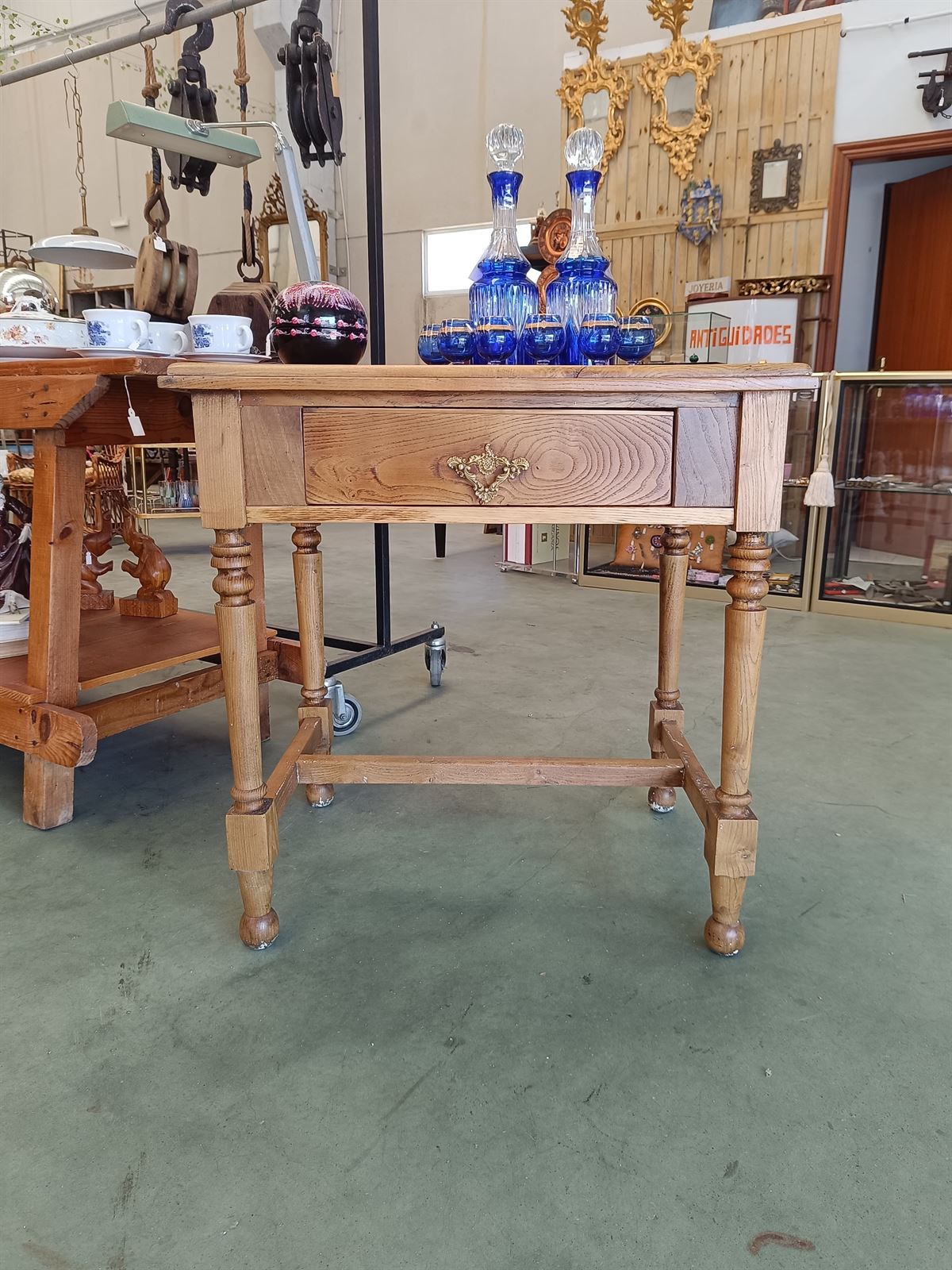 Mesa auxiliar antigua madera de castaño - Imagen 2