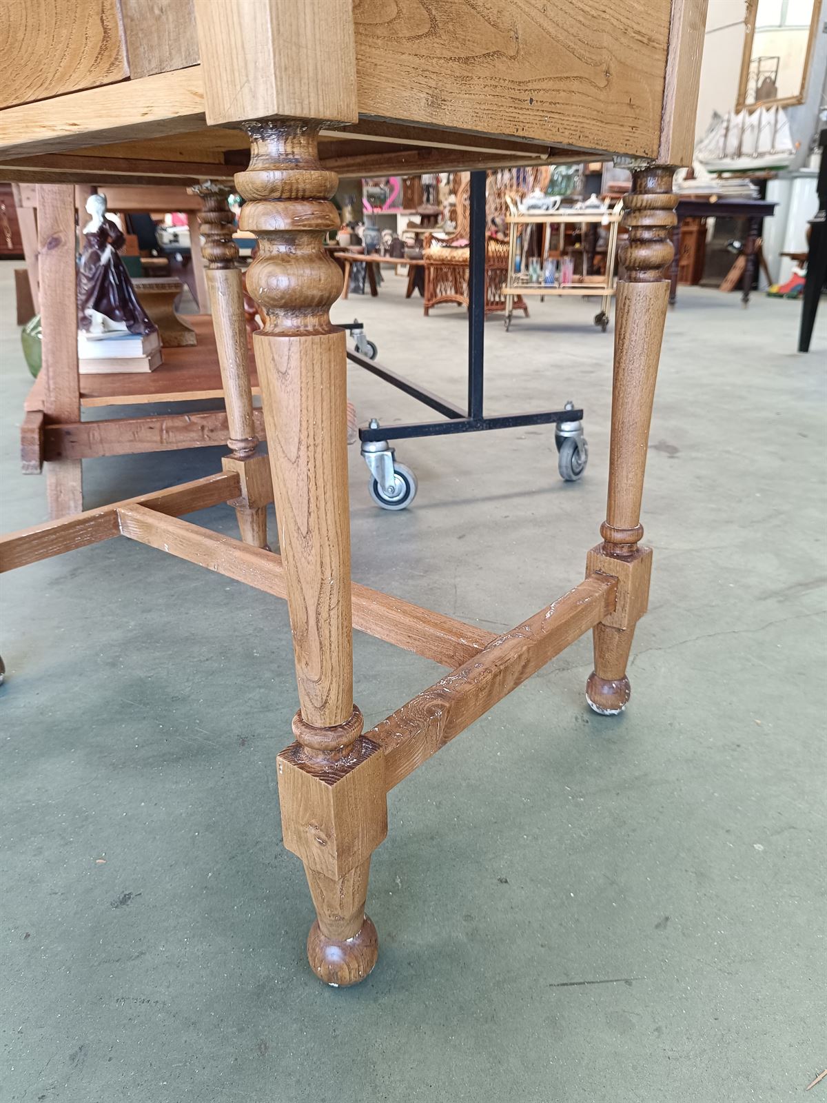 Mesa auxiliar antigua madera de castaño - Imagen 6