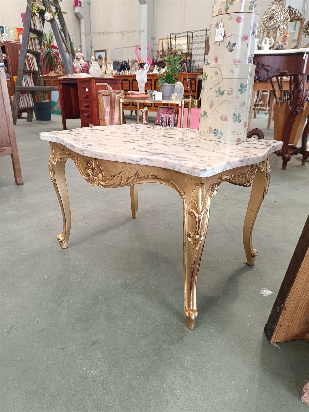 Mesa auxiliar dorada vintage en mármol y madera - Imagen 1