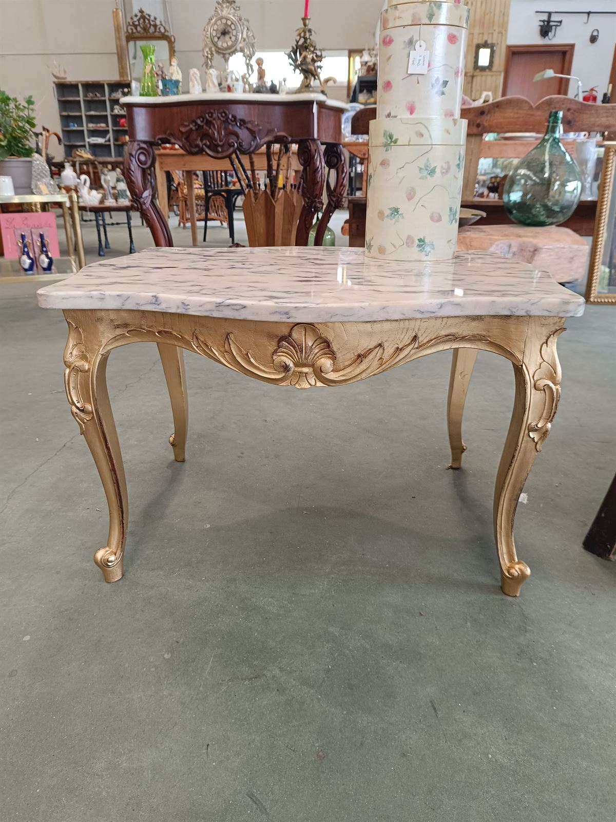 Mesa auxiliar dorada vintage en mármol y madera - Imagen 2