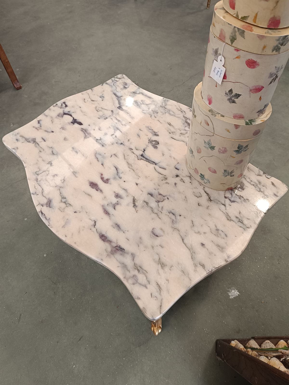 Mesa auxiliar dorada vintage en mármol y madera - Imagen 3
