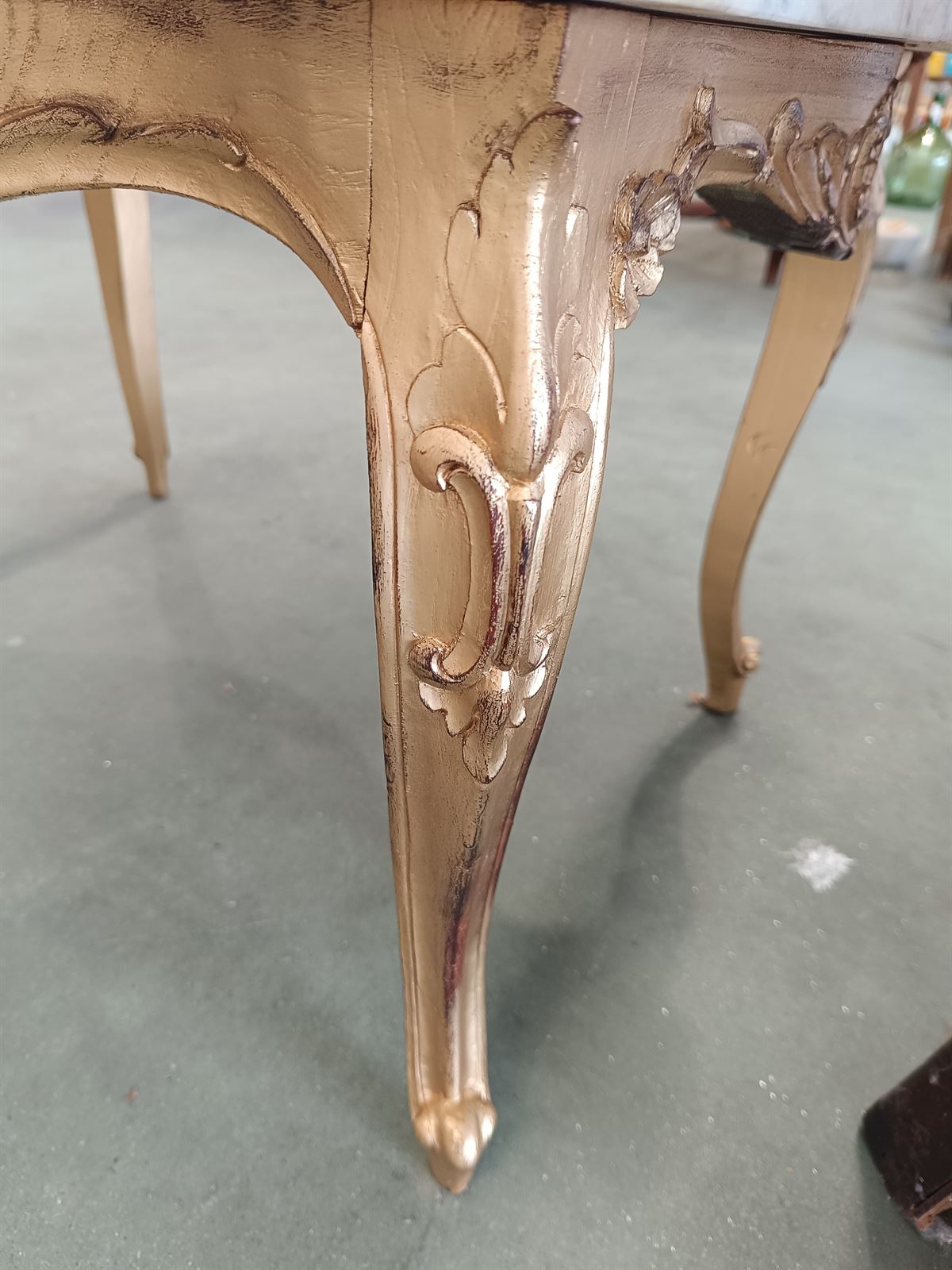 Mesa auxiliar dorada vintage en mármol y madera - Imagen 4