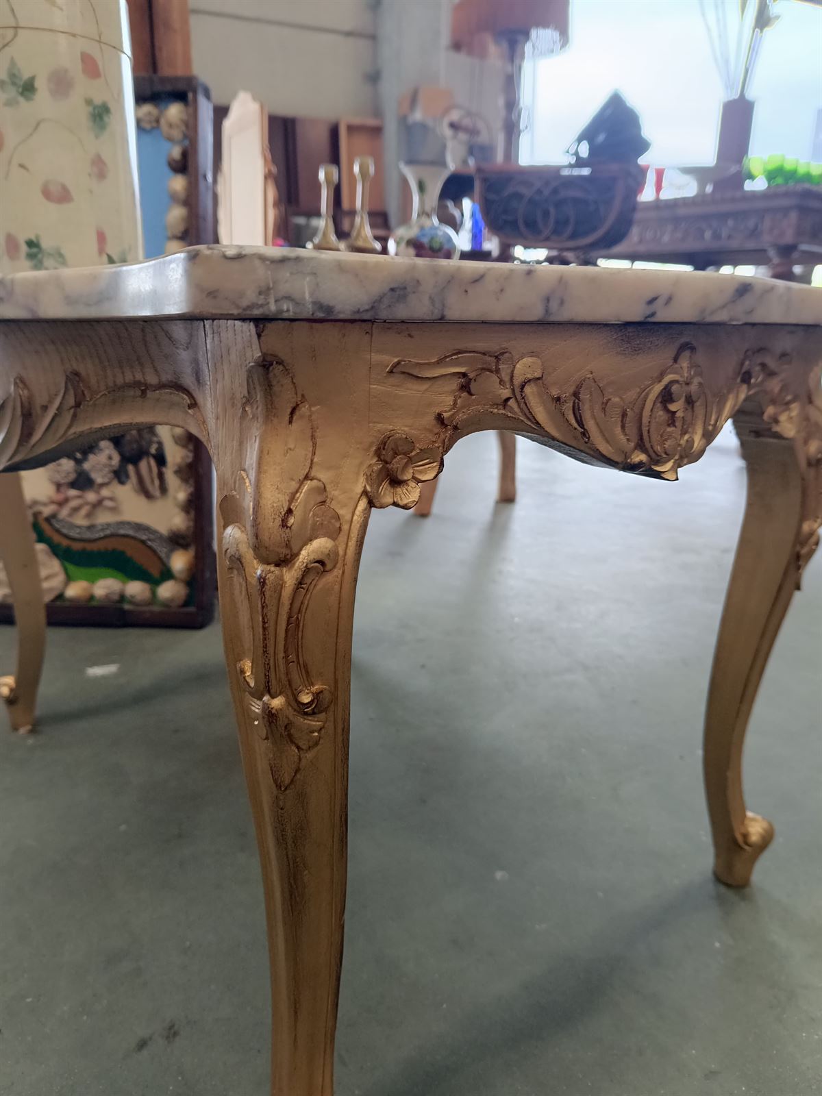 Mesa auxiliar dorada vintage en mármol y madera - Imagen 5
