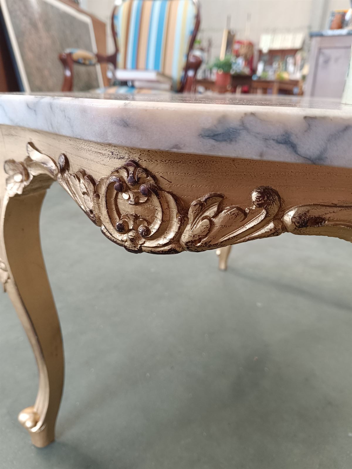 Mesa auxiliar dorada vintage en mármol y madera - Imagen 7