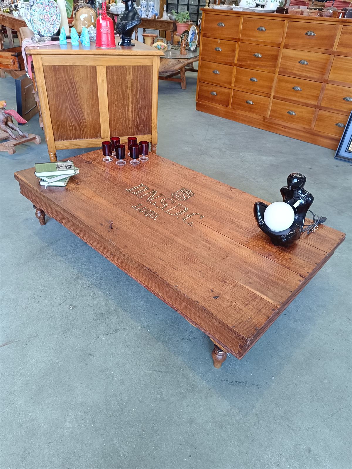 Mesa baja antiguo armero de castaño - Imagen 1