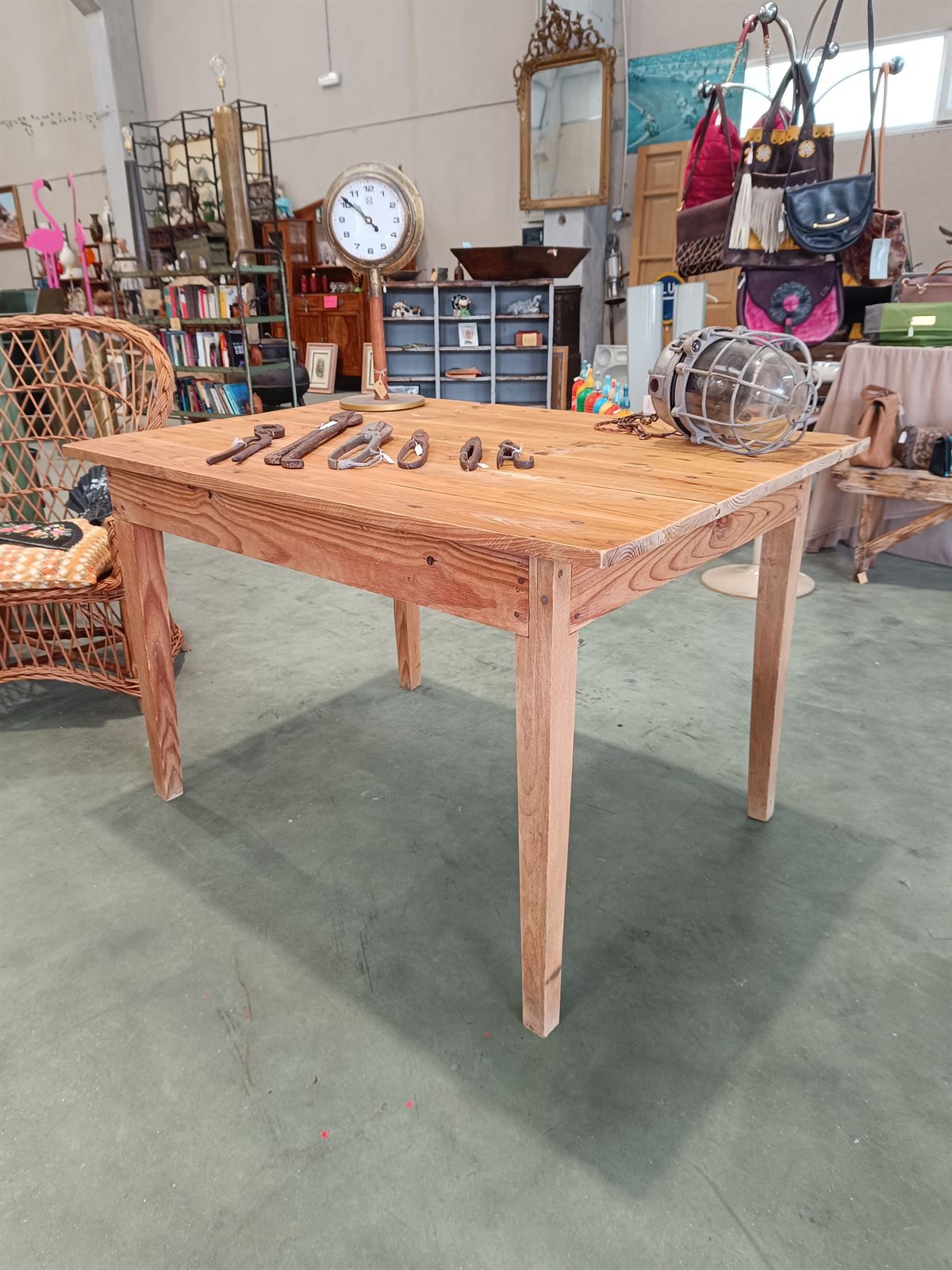 Mesa de trabajo rústica de madera - Imagen 1