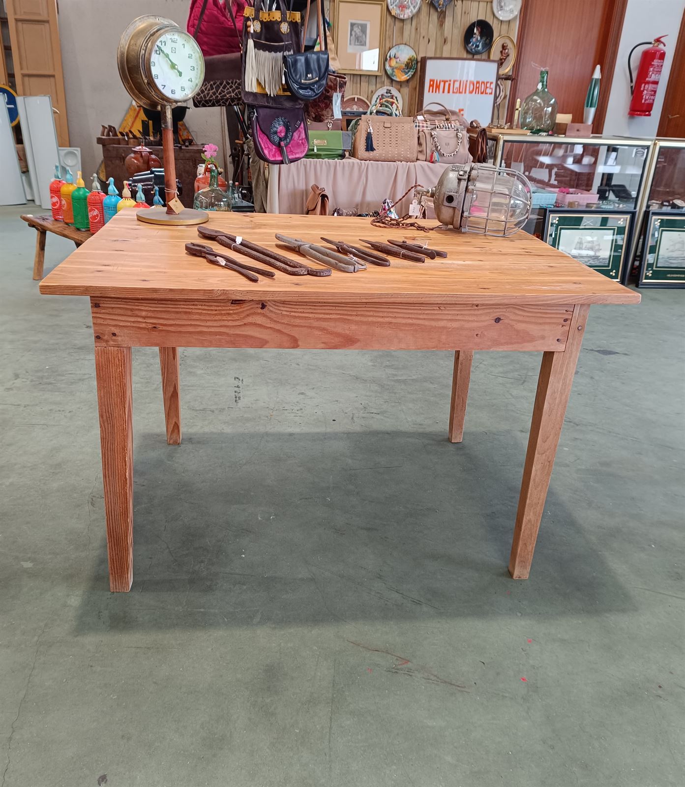Mesa de trabajo rústica de madera - Imagen 2