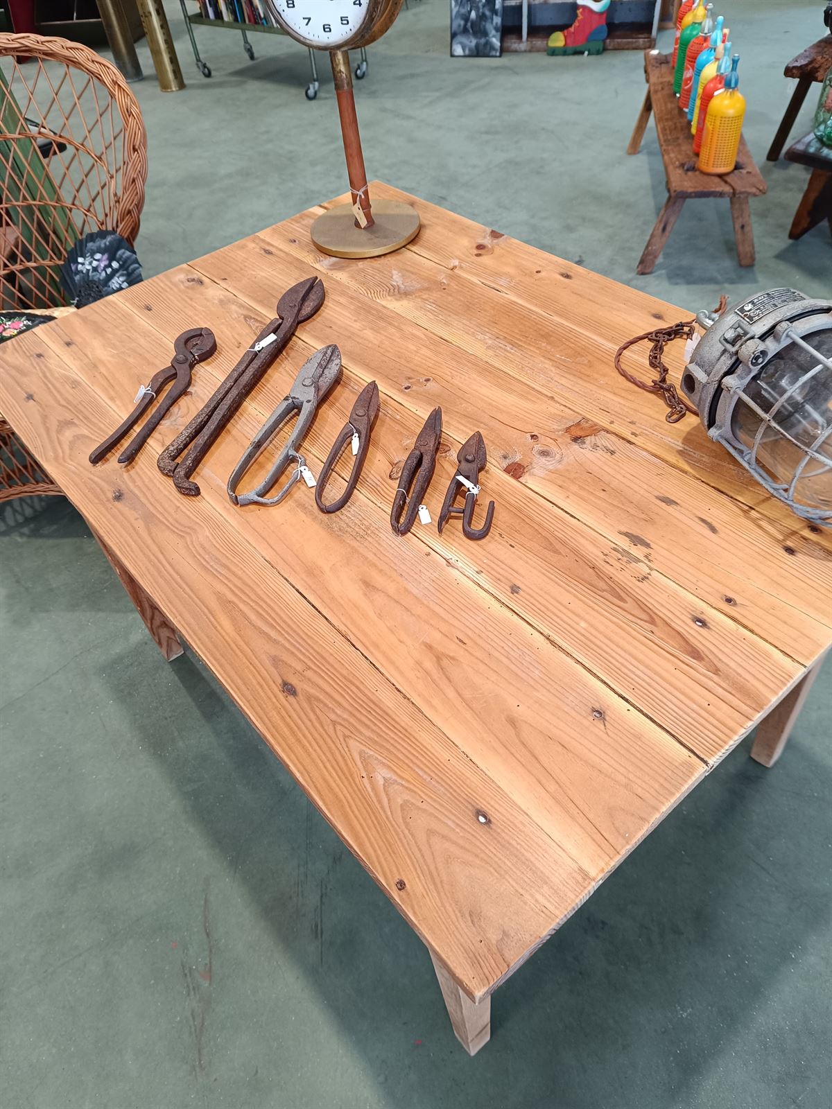 Mesa de trabajo rústica de madera - Imagen 3