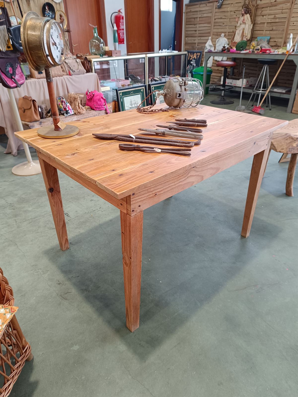 Mesa de trabajo rústica de madera - Imagen 4