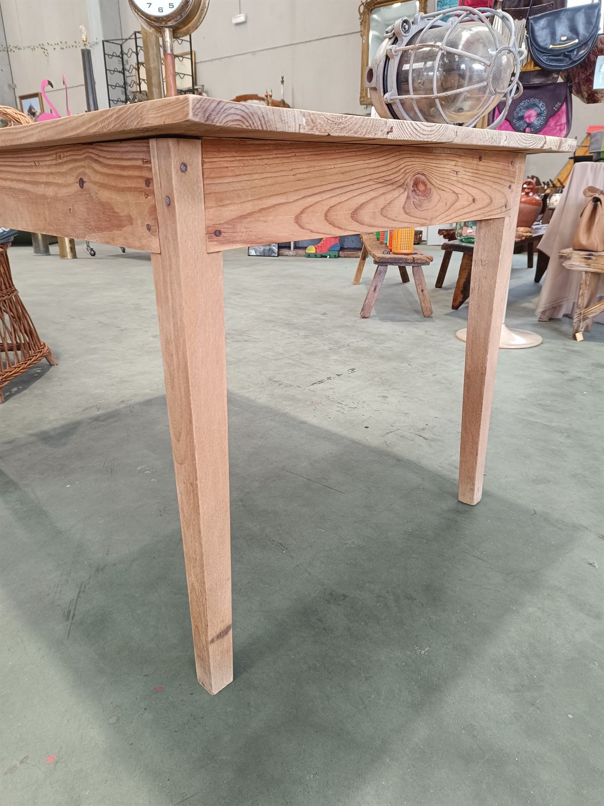 Mesa de trabajo rústica de madera - Imagen 5